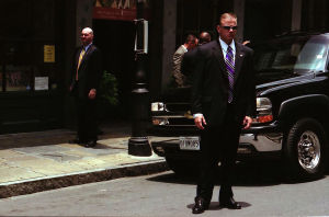 Agent de sécurité sur le terrain, en déplacement à l’étranger