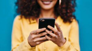 Femme sur les réseaux sociaux