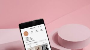 Smartphone sur fond rose