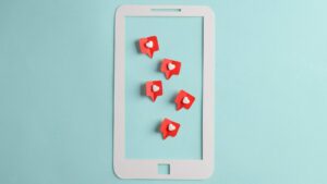 Smartphone en papier avec des likes