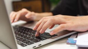 Femme sur son ordinateur